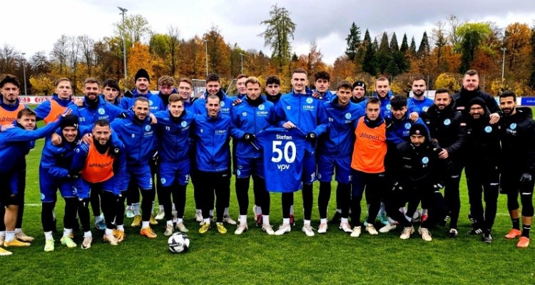Ein besonderes Trikot für einen besonderen Freund: Netensio bedankt sich bei Stefan Lehrer